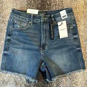 Judy blue frayed hem jean shorts
